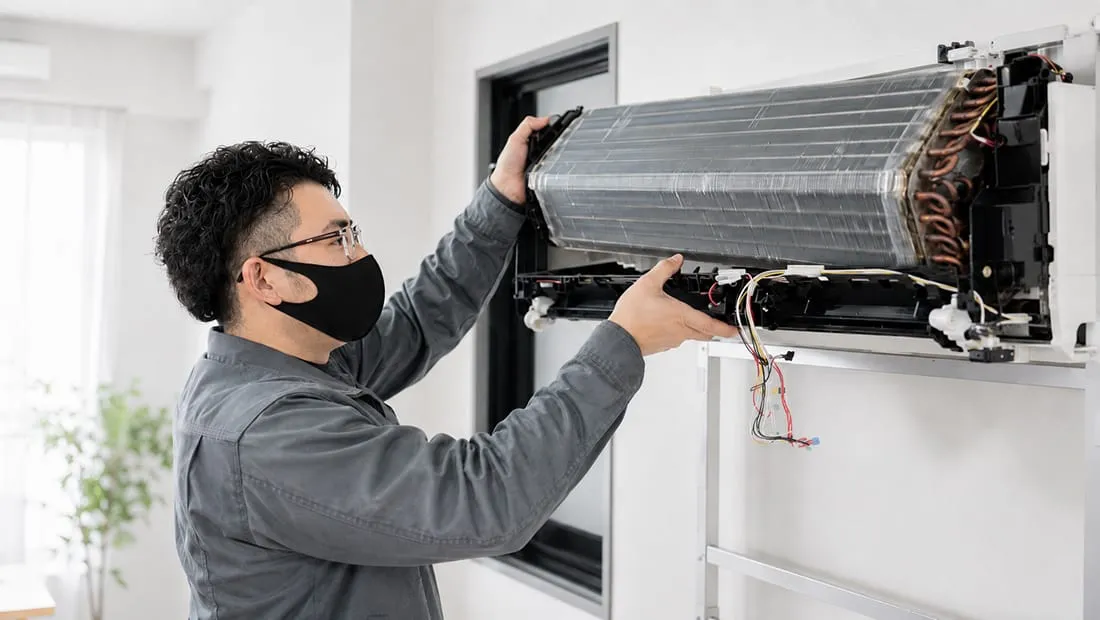 修理作業シーン、組み立て中