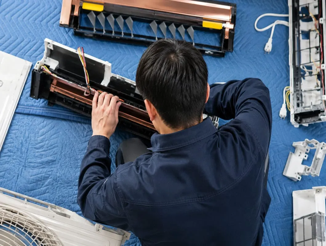 修理作業シーン、部品清掃中